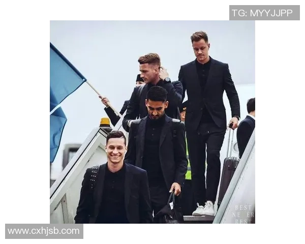 球星足球场上演扮猪扮老虎奇妙戏码 引爆全场欢笑与惊叹